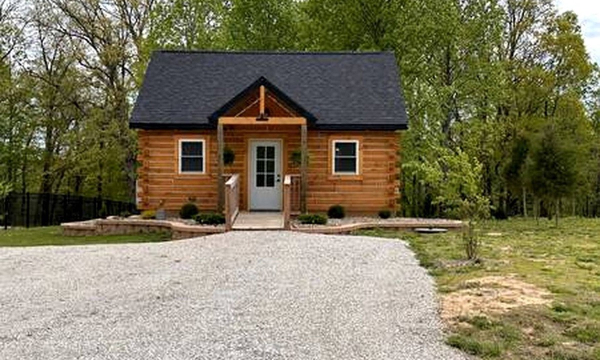 Birdseye House | Remarkable Cabin with Fire Pit and Jacuzzi in Indiana