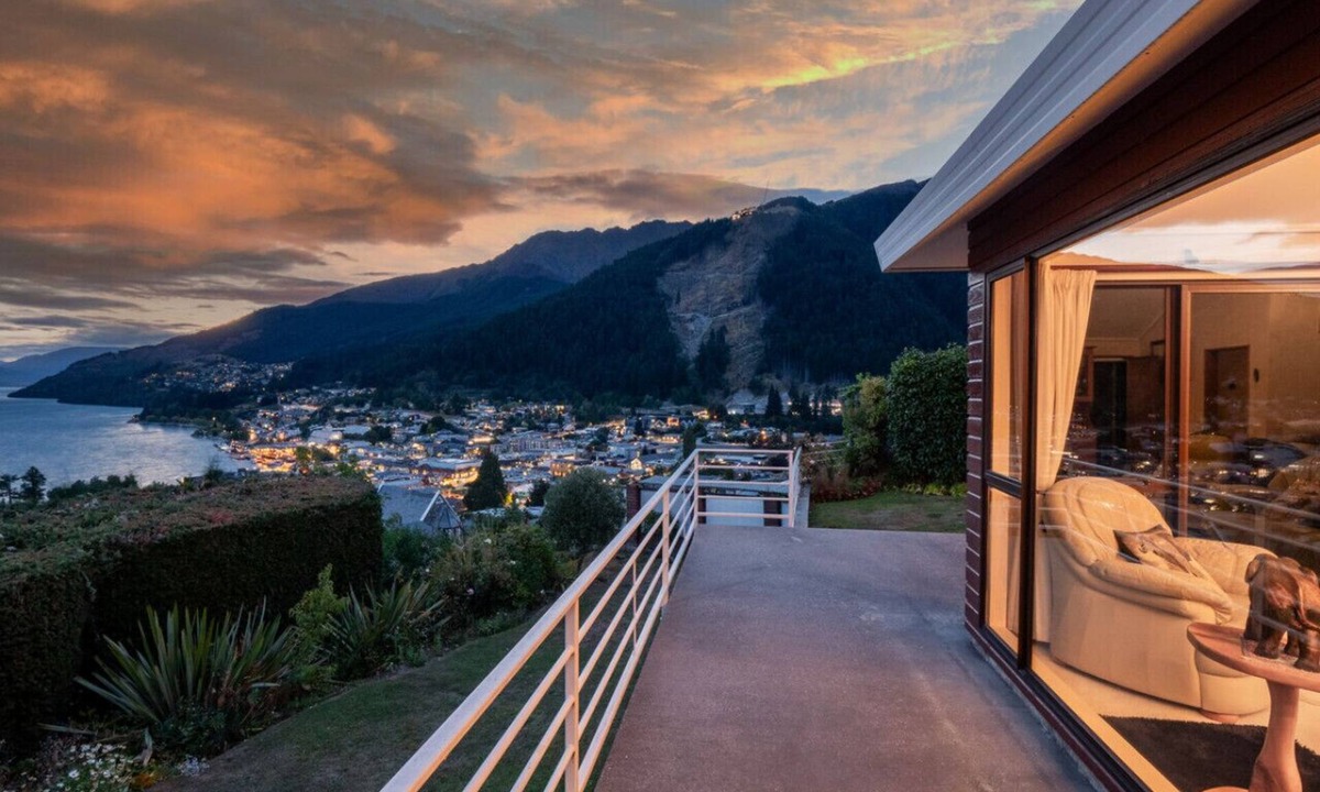 Queenstown City Centre House | Remarkable View in Central Queenstown - 5 bedrooms, 2.5 bathrooms house