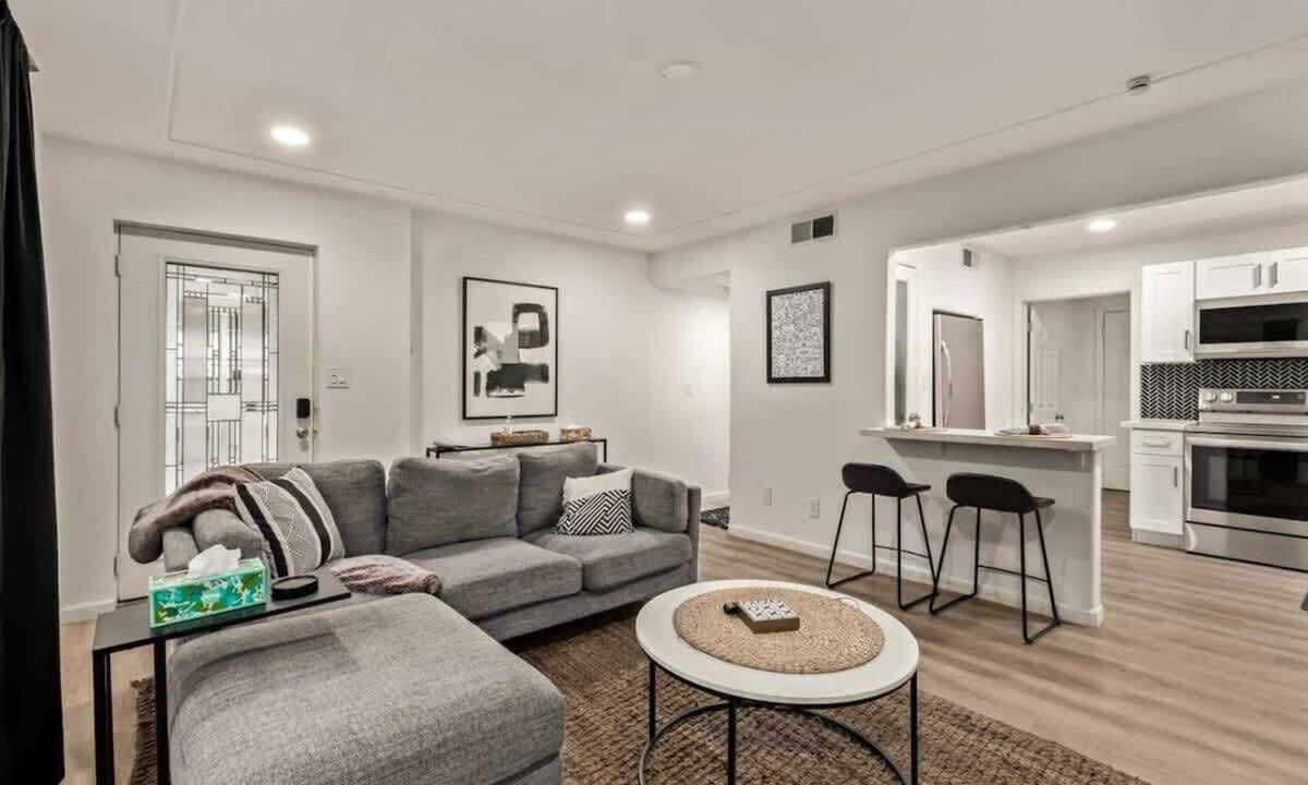 Camelback East House | Remodeled 2BR Central PHX Gem w/Free Parking