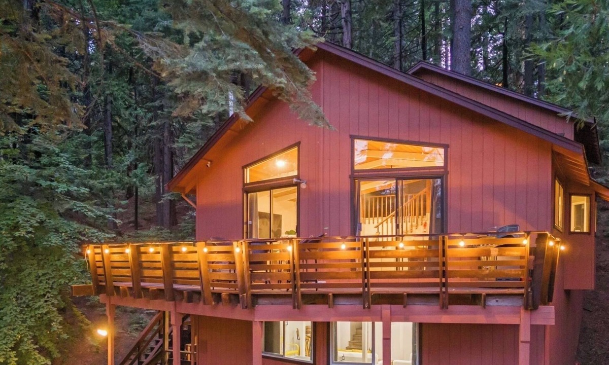 Arnold Ski Chalet | Remodeled Big Trees Cabin | Firepit, Deck, Games