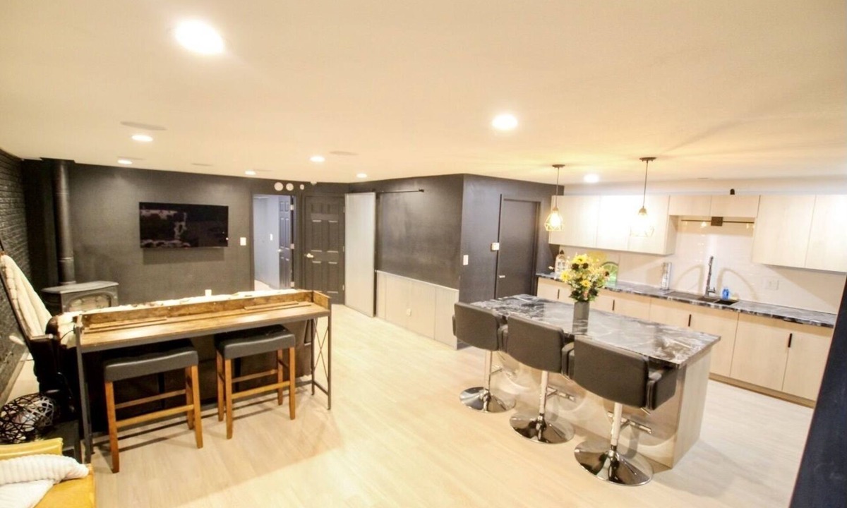Washburn House | Remodeled flat; Central location in Waterloo! 10 minutes to Allen & Mercy one!