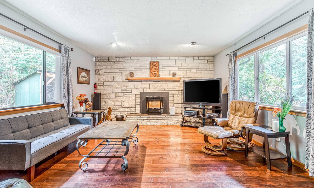 Rhododendron Cabin | Remodeled home with large yard & kitchen in lovely forest setting - dog-friendly