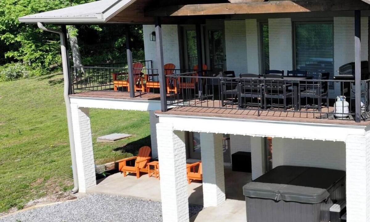 Eddyville House | Remodeled Lakefront Retreat with Hot Tub
