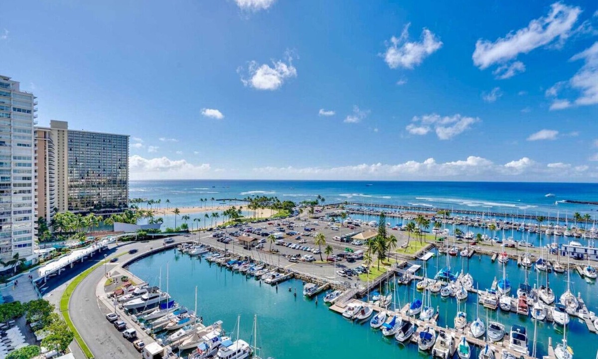 Waikiki Apartment | *Remodeled Oceanfront in Waikiki - Ilikai Marina