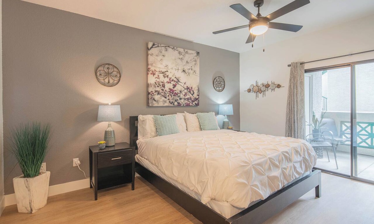 Kierland Condo | Remodeled Walkable King bd Adjacent Kierland Golf