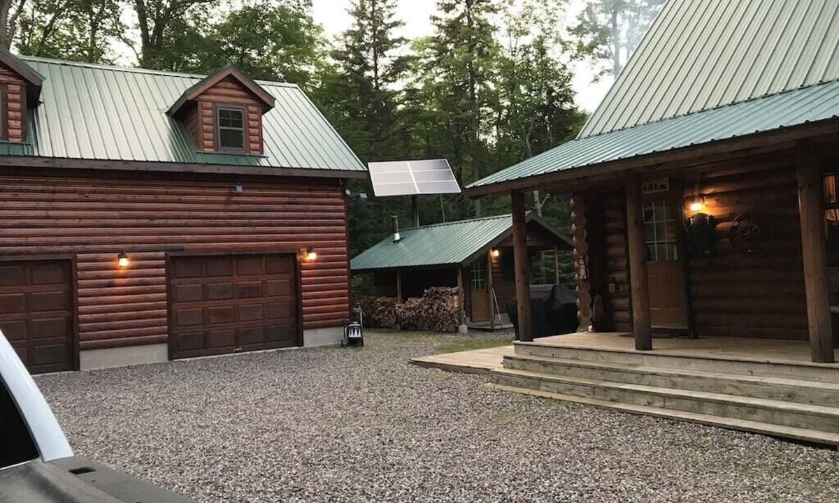Champion Cabin | Remote log lodge in the Huron Mountain foothills.