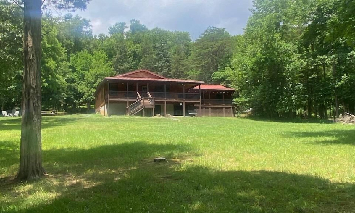 Luray Cabin | Remote Riverfront Cabin: Hot Tub * Fast Wi-Fi * Disc Golf * Pool Table * Games!