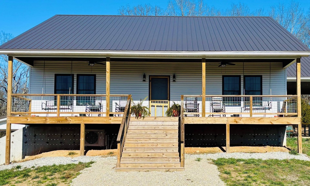 Myrtle House | Remote, spacious and cozy farmhouse in Myrtle, MO