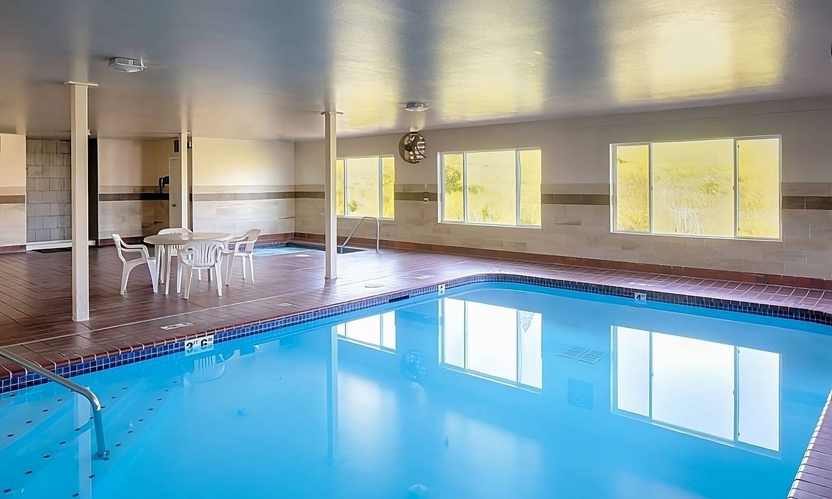 Sequim Hotel | Remote Work Haven! King Unit, WiFi, Spacious Desk, Indoor Swimming Pool
