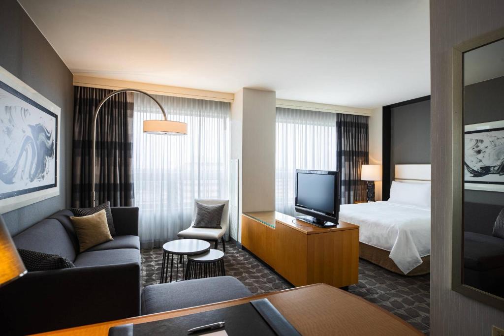 O'Hare Hotel | Renaissance Chicago O'Hare Suites Hotel