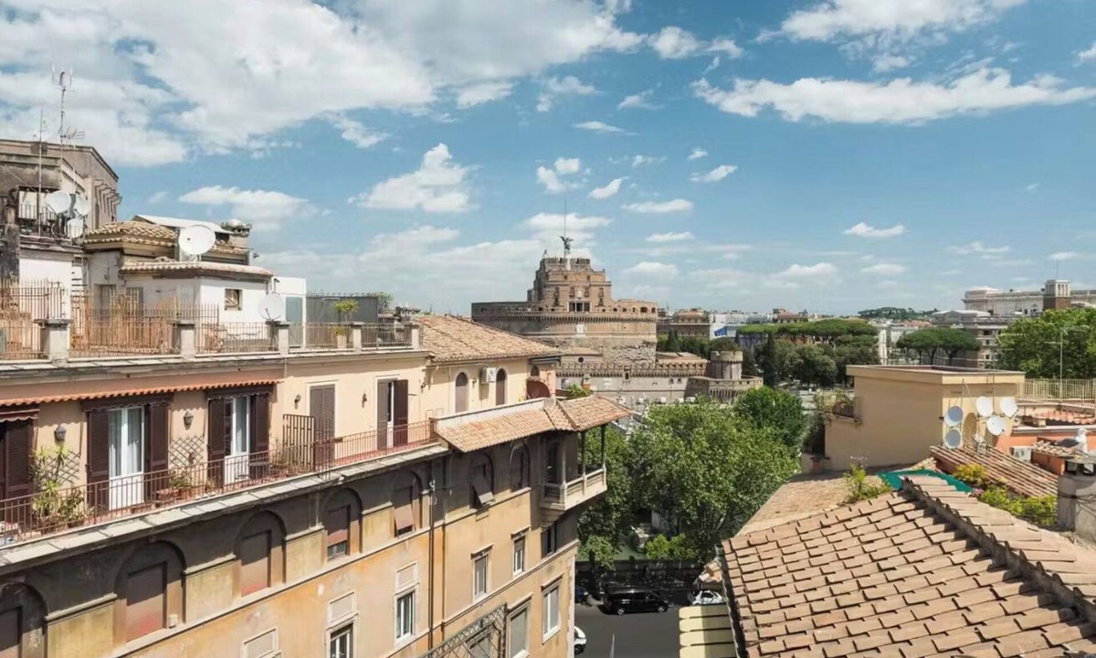 Rione V Ponte Apartment | Renaissance views: Penthouse near Castel Sant'Angelo & St. Peter's Basilica