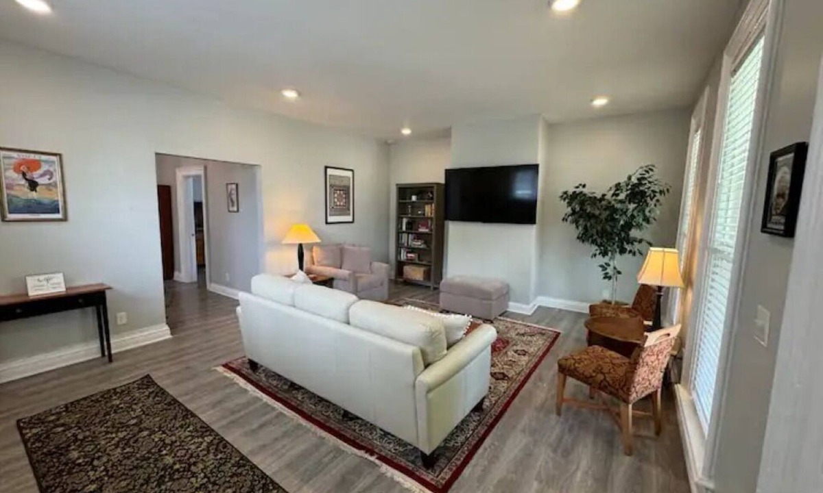 Front Park House | Reno'd 5Pts Buffalo Gem - Parking/Walkable with WiFi and AC