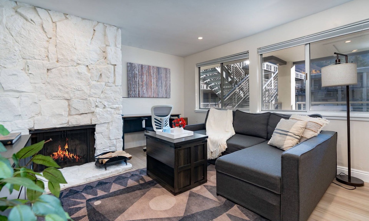 Aspen Apartment | Renovated Aspen 2BR | Pool & Saunas! Walk to Town!
