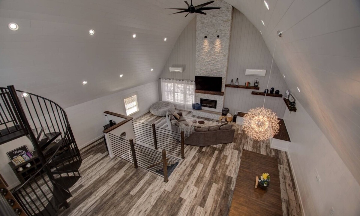 Dakota House | Renovated Barn Sure To Impress with Loft & Game Room!