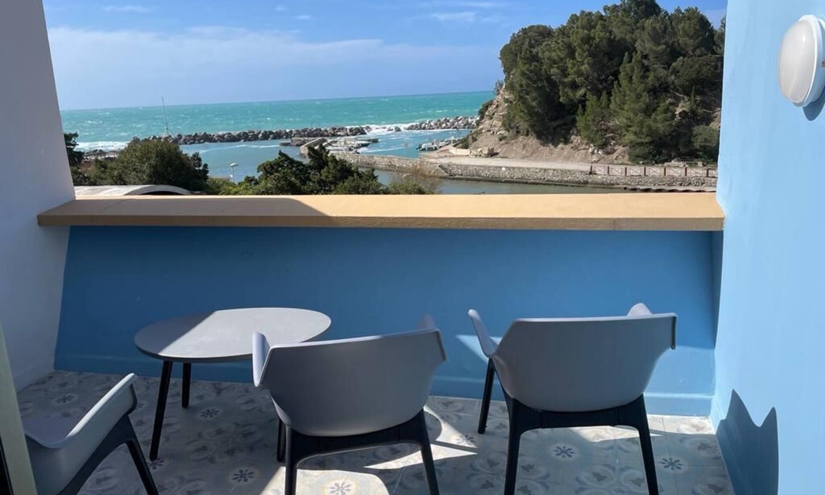 Quercianella Resort | Renovated beach apartment with direct sea access, in vacation complex with pool
