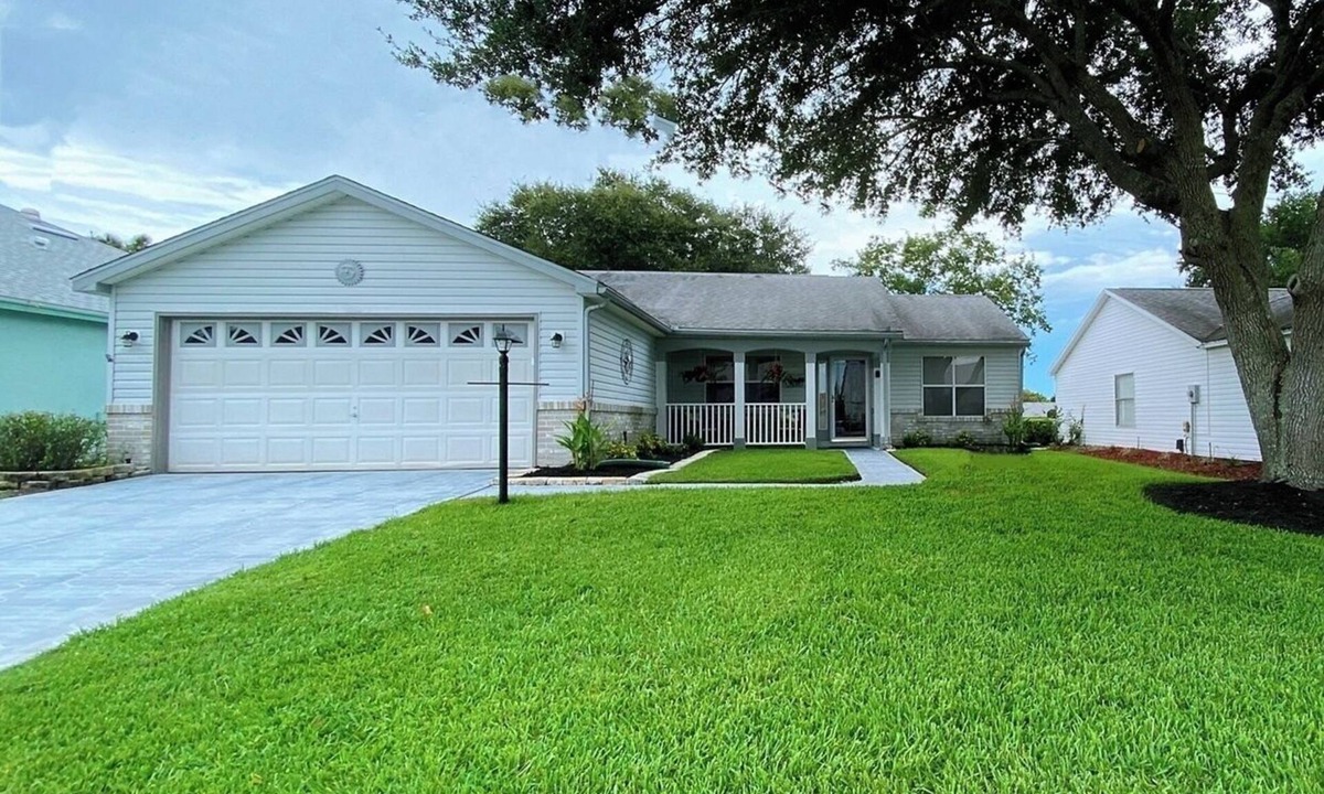 San Pedro Villas House | Renovated! Between Two Squares with Golf Cart !