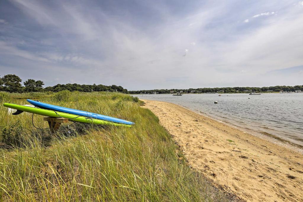 Teaticket House | Renovated Cape Cod Home Walk to Beach and Downtown!