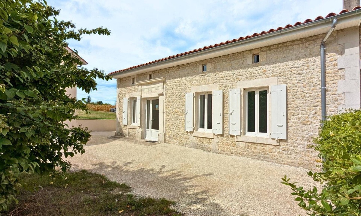 Challignac Cottage | Renovated Charentais house in peaceful setting with parking and private garden