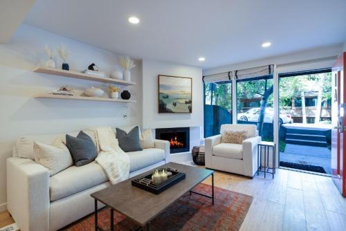 Aspen Apartment | Renovated Core 2BR 2BA with AC, Pool & Hot-tub