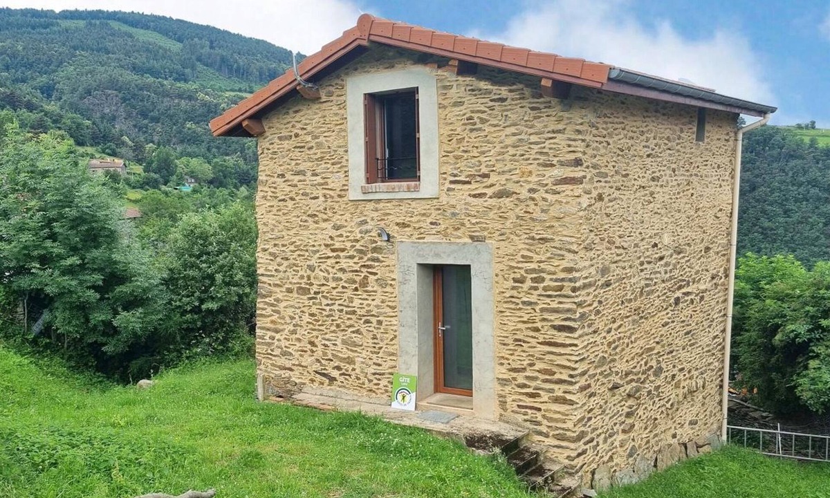 Saint-Chamond Cottage | Renovated cottage with terrace and pets allowed in Saint-Chamond