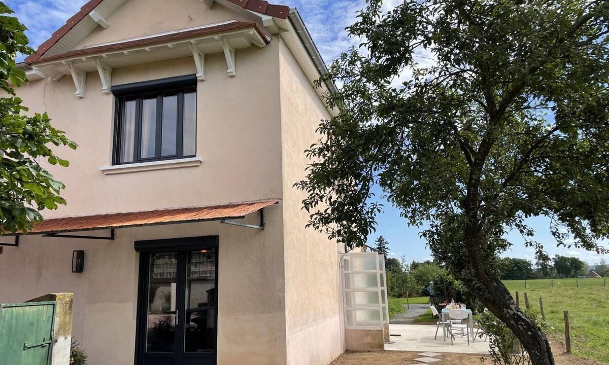 Pierrefitte-sur-Loire Cottage | Renovated cottage in Pierrefitte-sur-Loire with garden and parking