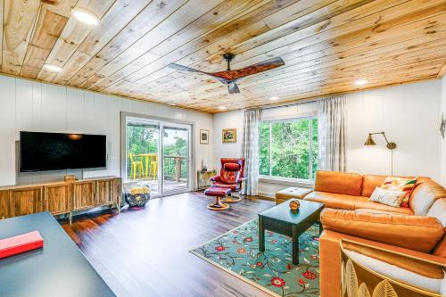 Franklin House | Renovated Franklin Home w/Mountain-View Deck!