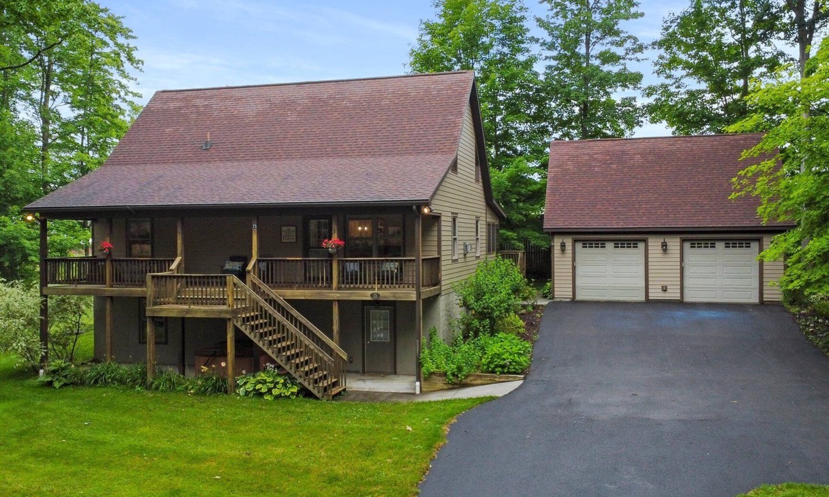 McHenry Cabin | Renovated Mountain Chalet - Hot Tub, Pool Table, Dog Friendly @ Deep Creek Lake