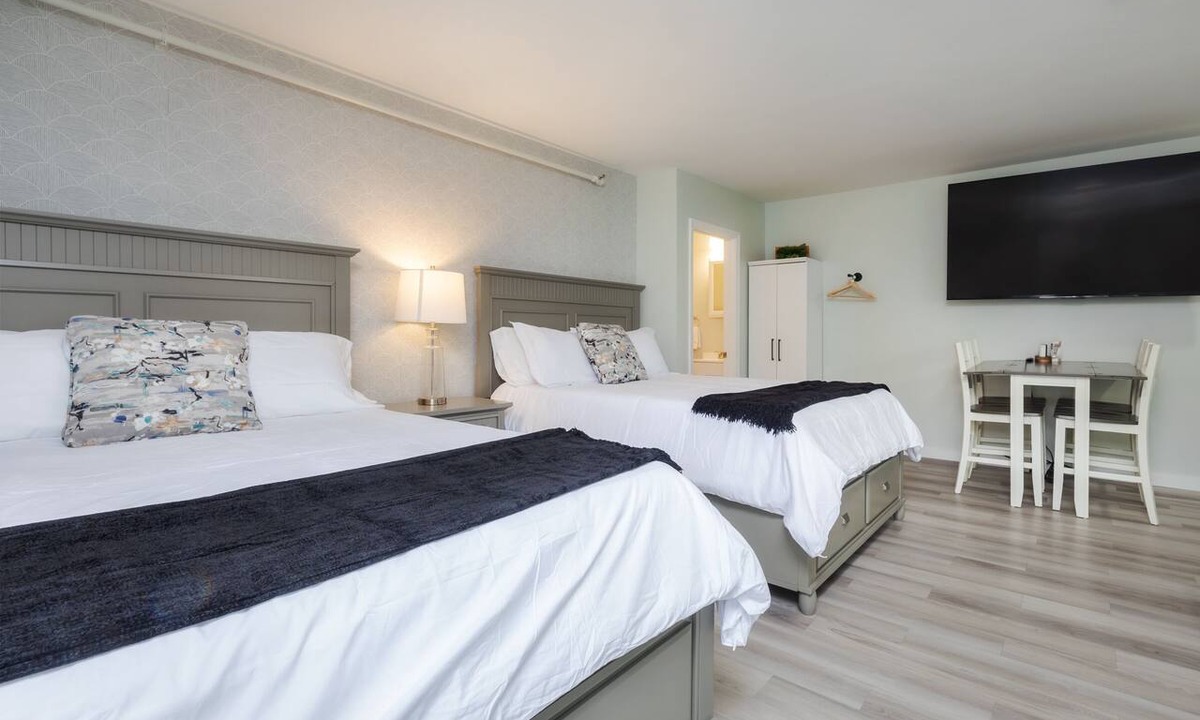 Hampton Apartment | Renovated Studio - 2 Queen Beds - Walk to beach - Kitchenette - Parking
