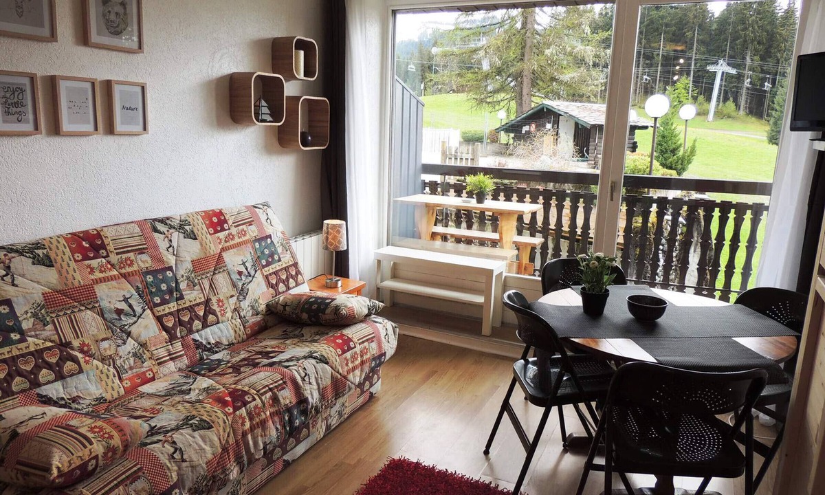 Les Gets Apartment | Renovated studio ski-in/ski-out, balcony, pool, parking