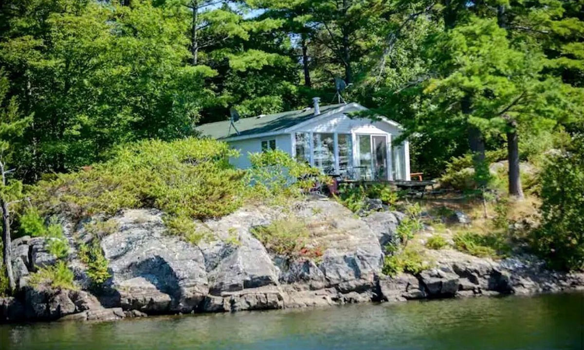 Frontenac Villa | Renovated Waterfront Cabin Perfect for Big Groups in Ontario