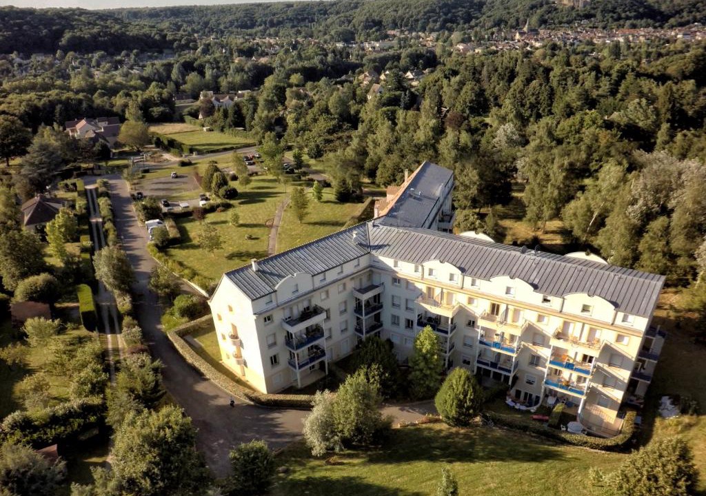 Chevreuse Apartment | Residence Hotel Les Ducs De Chevreuse avec Hébergement, Repas & PDJ, Séminaire, Bureau & Parking