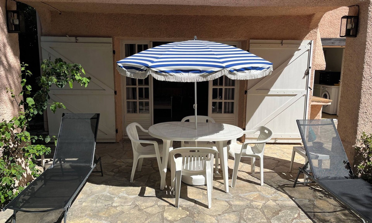 Boulouris-sur-Mer Apartment | Residential area Garden level of villa, beach on foot!