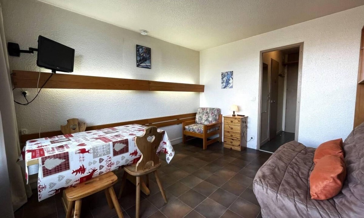 Les Menuires Apartment | Resort center, 7th floor, balcony, tv, 18m², Les Menuires
