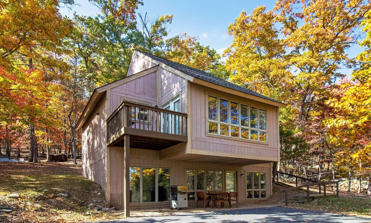 McGaheysville House | Resort home, Private Foosball Table, Jacuzzi tubs, & Dog-Friendly!