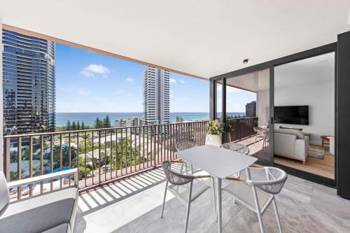 Mermaid Beach Apartment | Resort-Style 2BR Study Parking