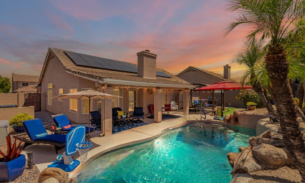 Red Mountain Ranch House | Resort Style Home, Private"Heated Pool", Near Phoenix.Putting Green, Pool Table.