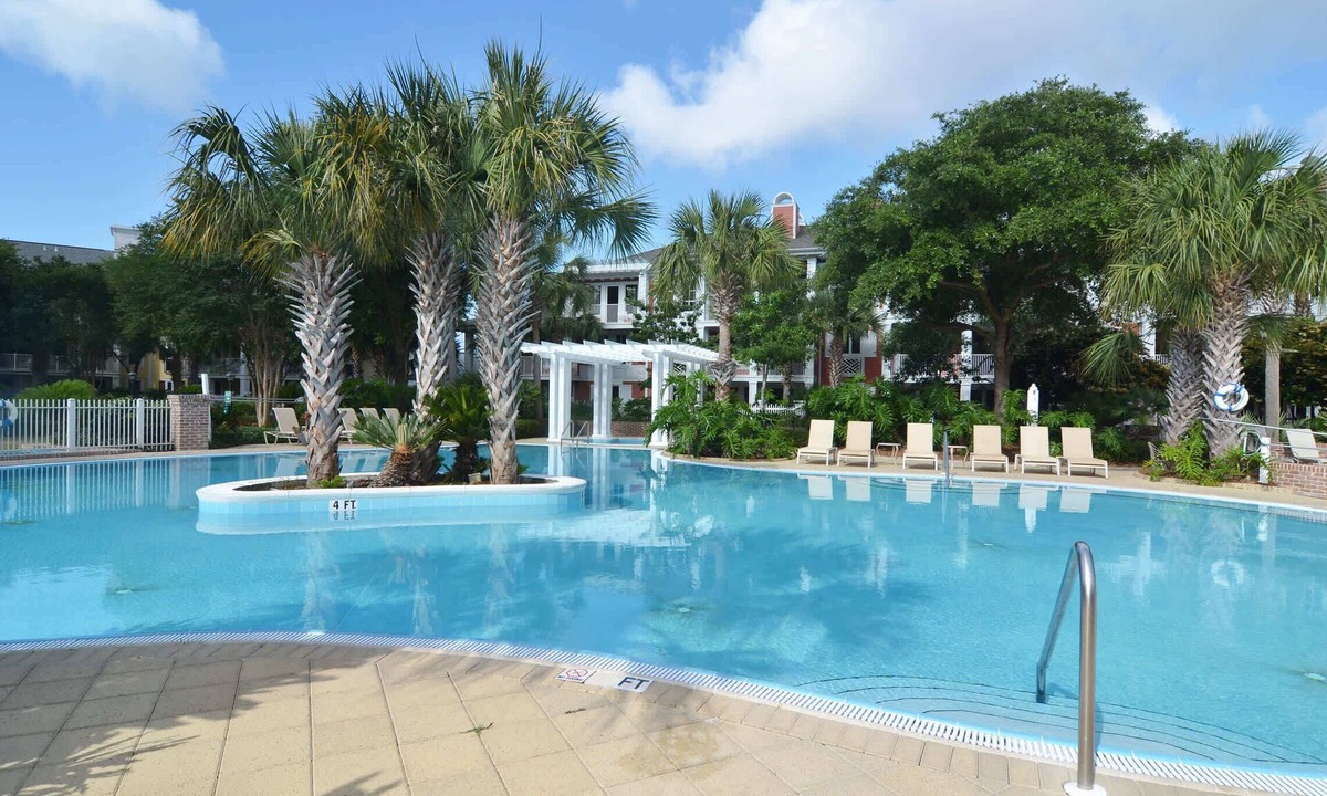 Baytowne Wharf Apartment | Resort Style Studio Room with Huge Pool, Hot Tub, Exercise & Game Rooms - Lily-Pad at Market Street Inn at Sandestin