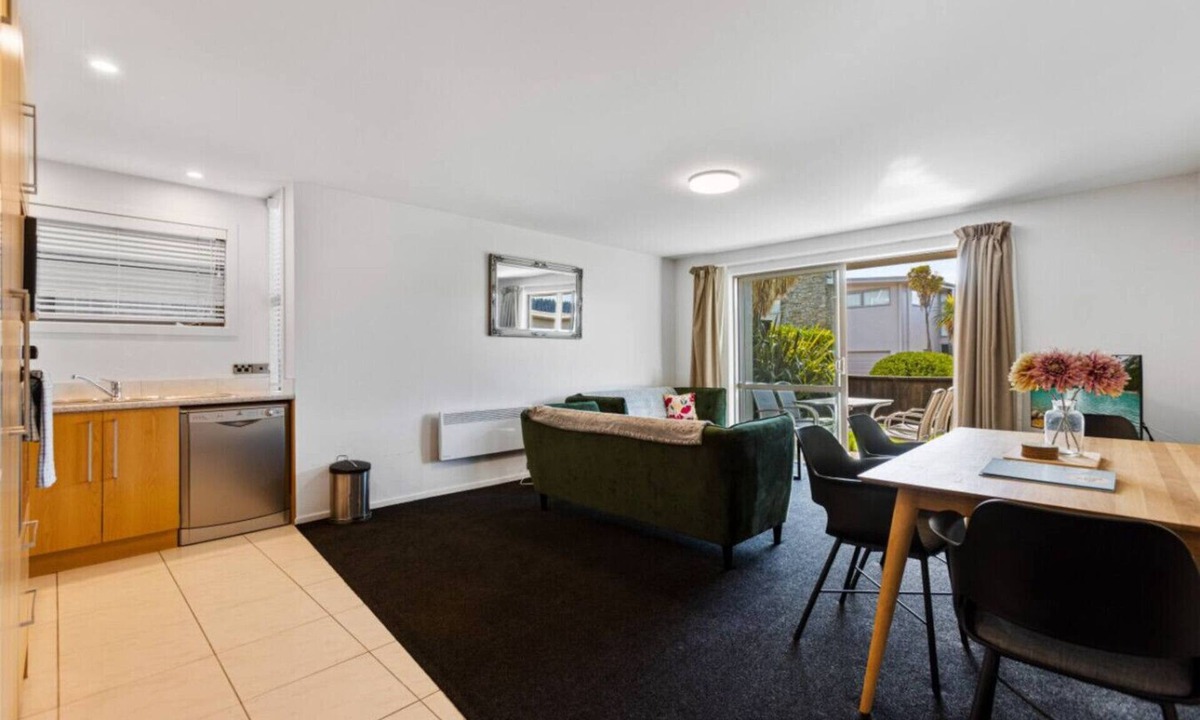 Wanaka Villa | Resort-Style Wanaka Retreat | Pool, Hot Tub, Gym & Garage | Close to Town & Lake