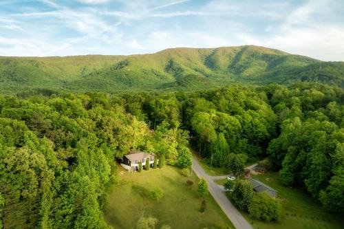 Gatlinburg - Pigeon Forge House | ResortPool, Views, PoolTable, Theater, HotTub, Firepit