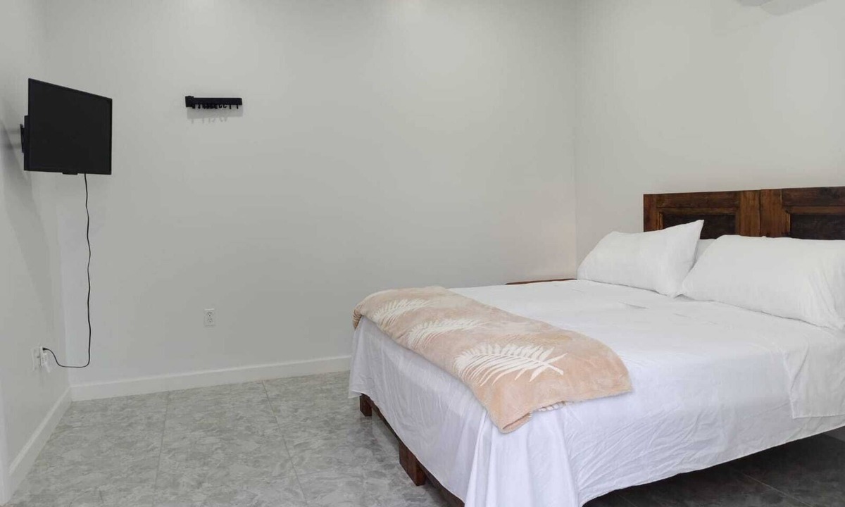 Lubbers Quarters Cay Apartment | Rest Easy Nightly Rental Charming 1-bedroom with AC, WiFi in Marsh Harbour