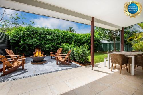 Umina Beach House | Rest Pet Friendly with Outdoor Bath 3 Mins Walk to Beach