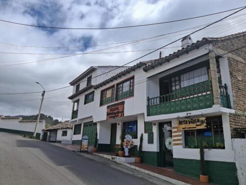 Mongui House | Restaurante y Hostal: De La Villa Pa Sumercé