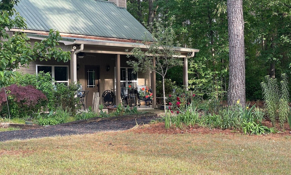 Inman Cabin | Restful 3 Bd. Private Cottage Retreat, 100 Acres w/Woods, River/Creek & Trails