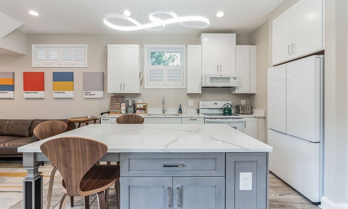 Reston Apartment | Reston Tiny House – Pristine 1BR, King Bed, Hot Tub, Close to IAD, Tysons & DC.