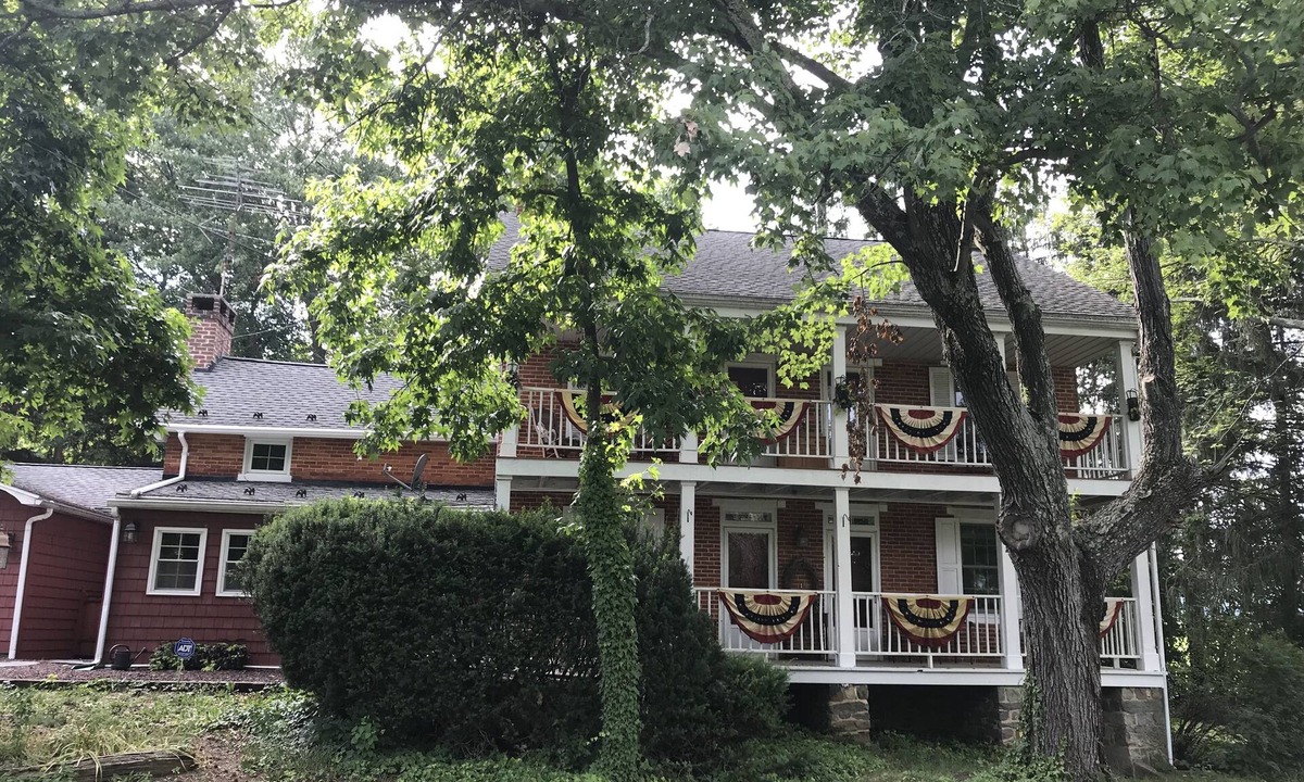 Biglerville House | Restored 1808 home present during battle 5 mi west of NMP - Queen BR rental