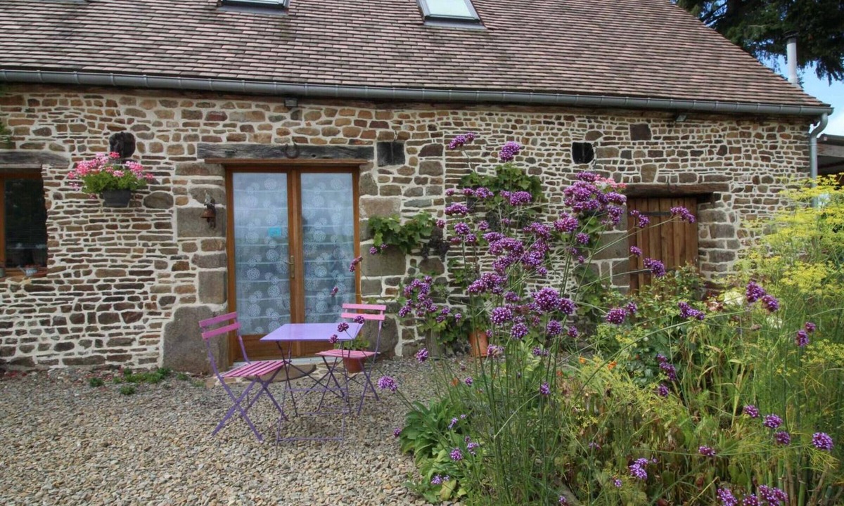 L'Epinay-le-Comte Cottage | Restored Barn with Garden, Pets Allowed, WiFi Included