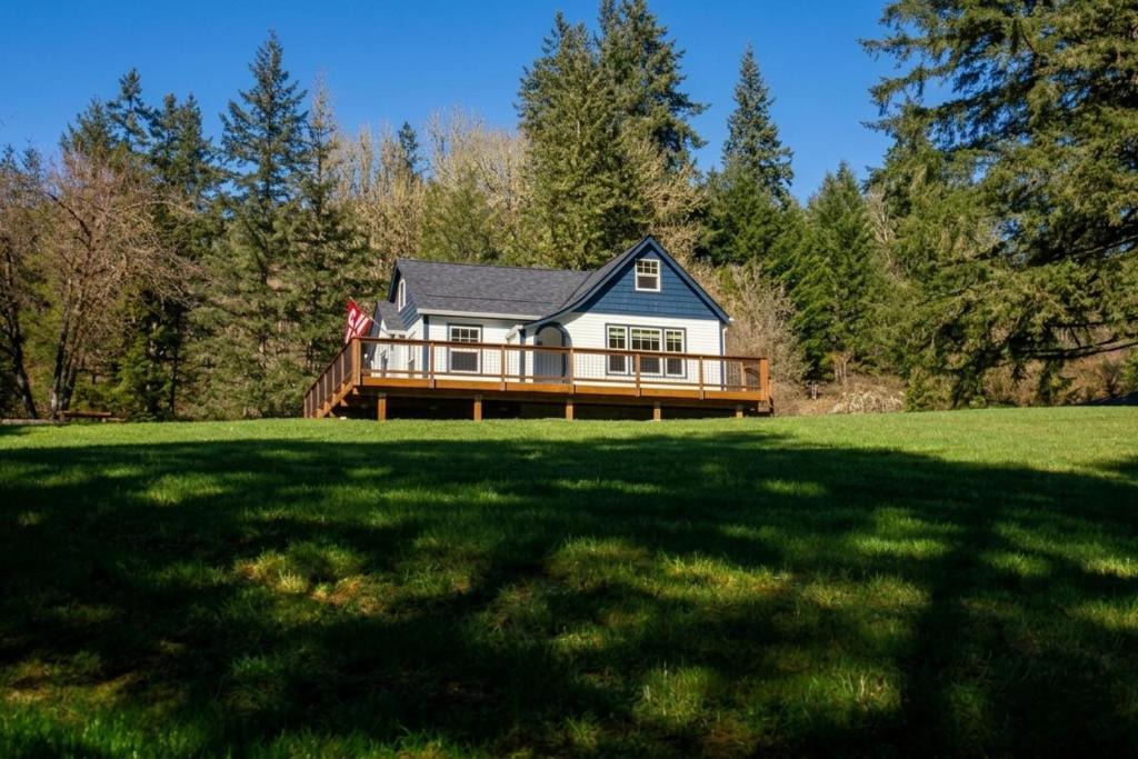 Woodland House | Retreat Near Lewis River Dog-Friendly Adventures