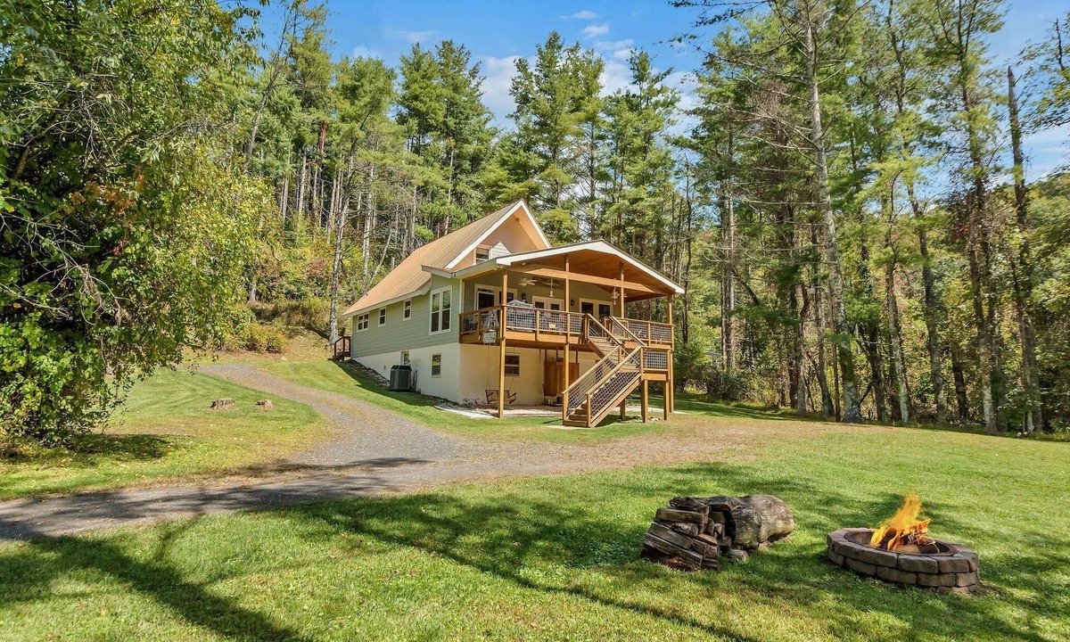 West Jefferson Ski Chalet | Retriever Beach - New River-frontage with Your Own Private Beach! Fire Pits - Games and More!