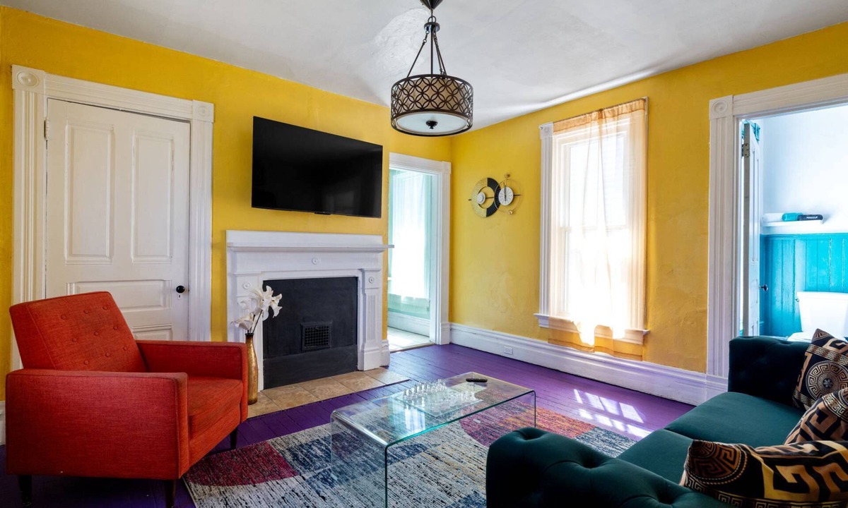 East Liberty Apartment | Retro 1BR Flat in the Heart of East Liberty | King Bed | Longer Stays Welcome