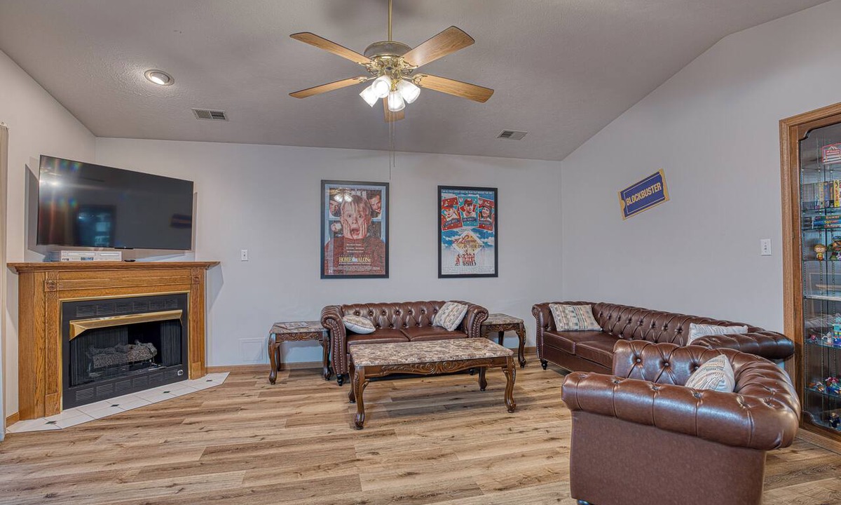 Newburgh Apartment | Retro 90s 2BR/2BA Walk to Riverfront Mins to Deaconess Travel Nurses